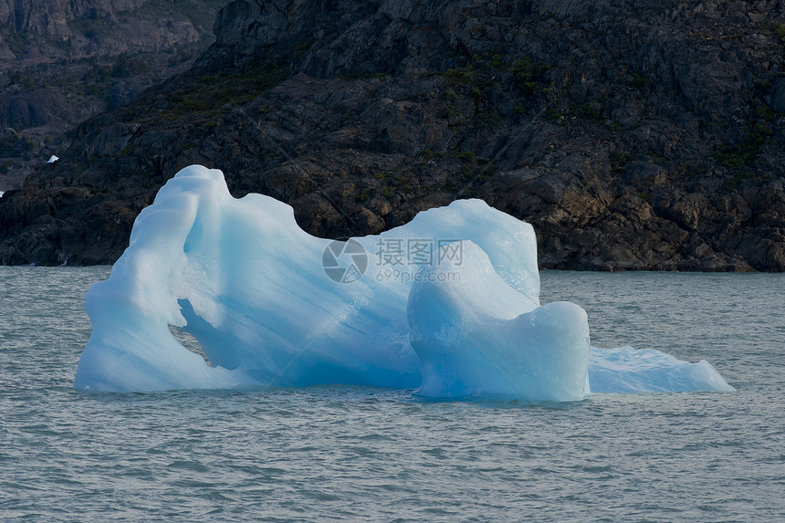 冰山漂浮在阿根廷湖上全景蓝色旅游世界遗产公园冰川漂流旅行图片