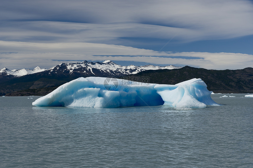 冰山漂浮在阿根廷湖上冰川全景公园世界遗产漂流蓝色旅行旅游图片