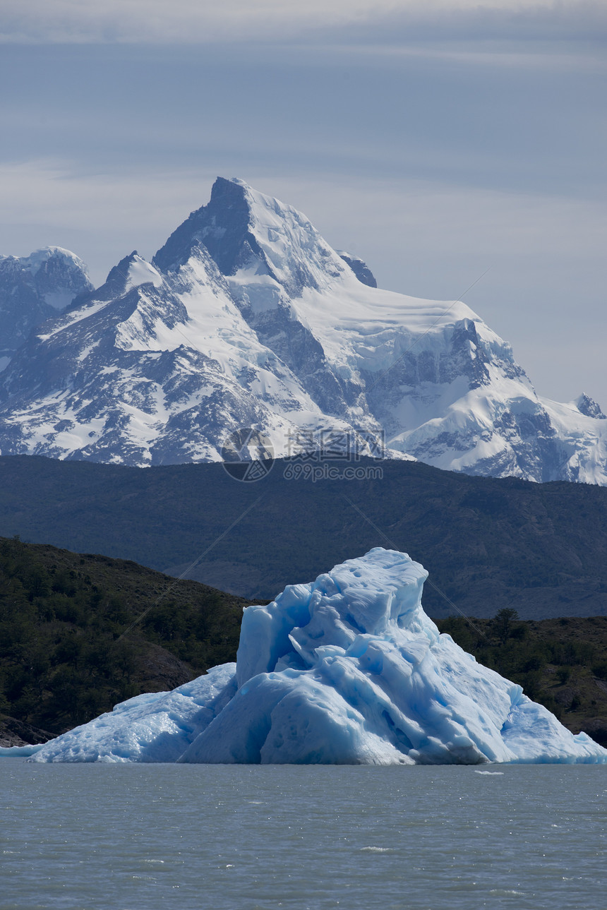 冰山漂浮在阿根廷湖上全景世界遗产旅游旅行漂流公园蓝色冰川图片