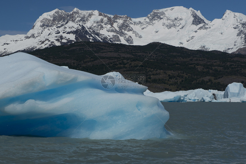 冰山漂浮在阿根廷湖上蓝色漂流冰川公园旅行全景旅游世界遗产图片