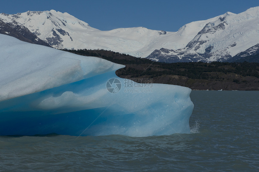 冰山漂浮在阿根廷湖上旅游冰川蓝色世界遗产公园全景漂流旅行图片