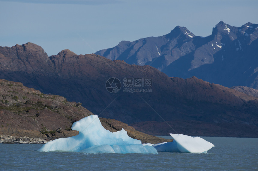 冰山漂浮在阿根廷湖上蓝色旅行世界遗产漂流冰川旅游全景公园图片