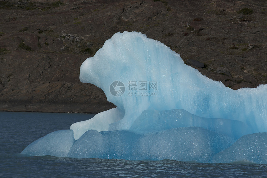 冰山漂浮在阿根廷湖上旅行蓝色世界遗产旅游全景冰川公园漂流图片