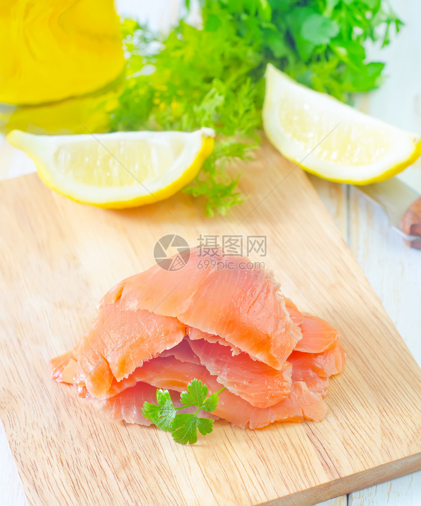 鲑鱼牛扒产品柜台木板柠檬生物盘子美味美食美食家图片