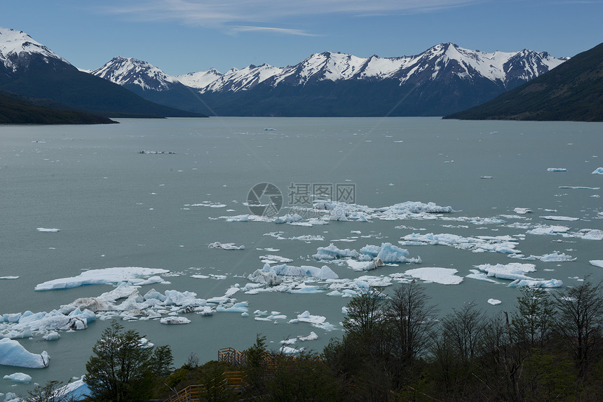 冰山漂浮在阿根廷湖上漂流旅行蓝色旅游冰川全景公园世界遗产图片