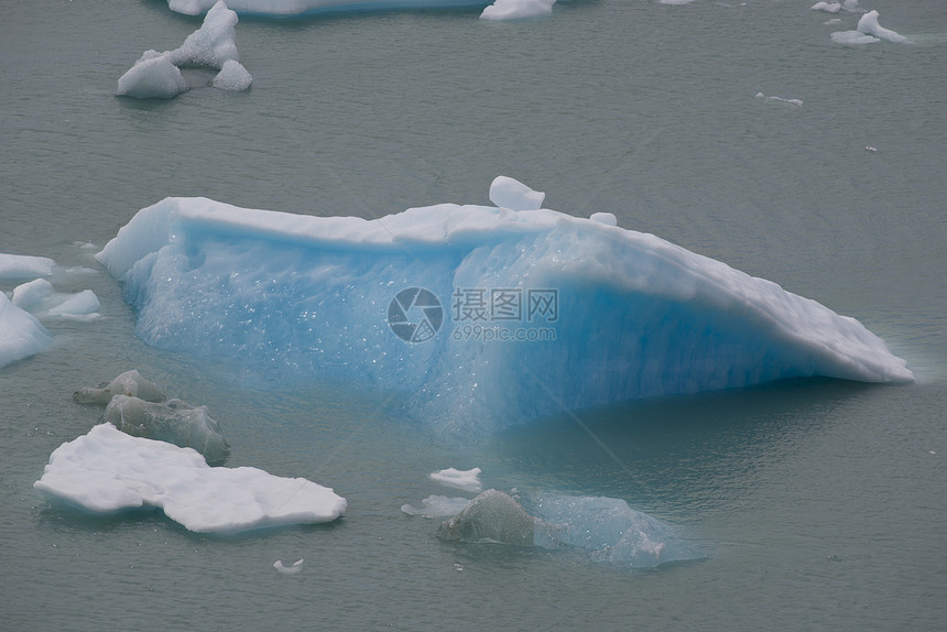 冰山漂浮在阿根廷湖上世界遗产蓝色公园旅游漂流旅行冰川全景图片