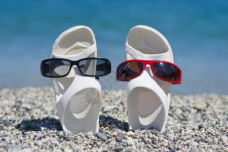 沙滩上有趣的凉鞋假期海滩乐趣水平太阳镜背景图片