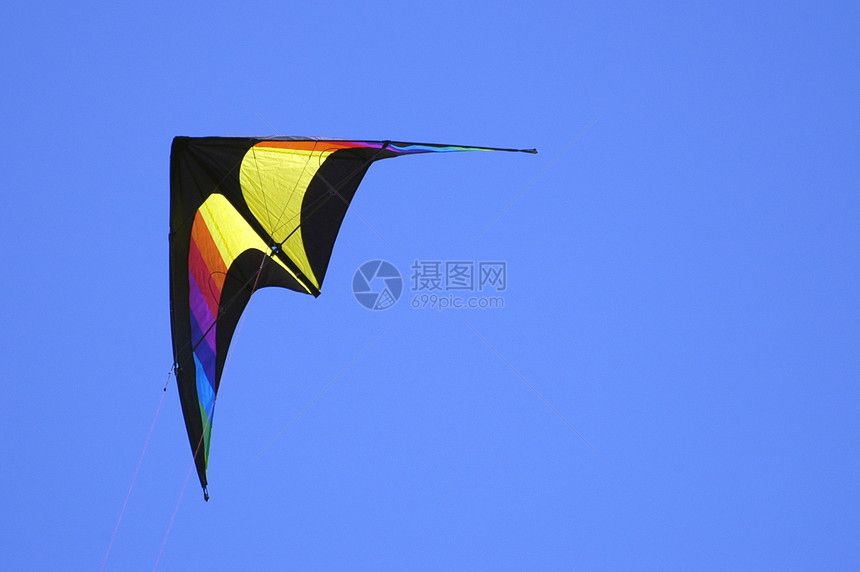 蓝色天空中的风筝游戏飞行假期闲暇玩具晴天太阳孩子空气彩虹图片