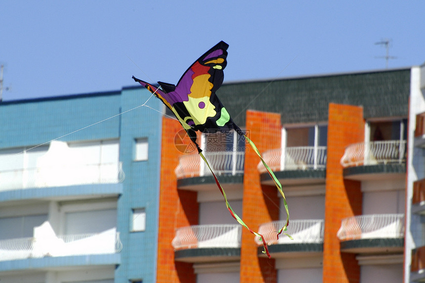蓝色天空中的风筝玩具游戏空气晴天太阳彩虹娱乐孩子自由图片