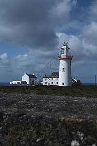 在爱尔兰海岸的灯塔和天空背景图片