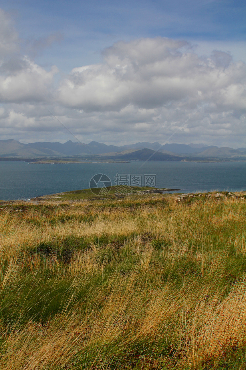 青草覆盖悬崖 俯视半岛和海图片