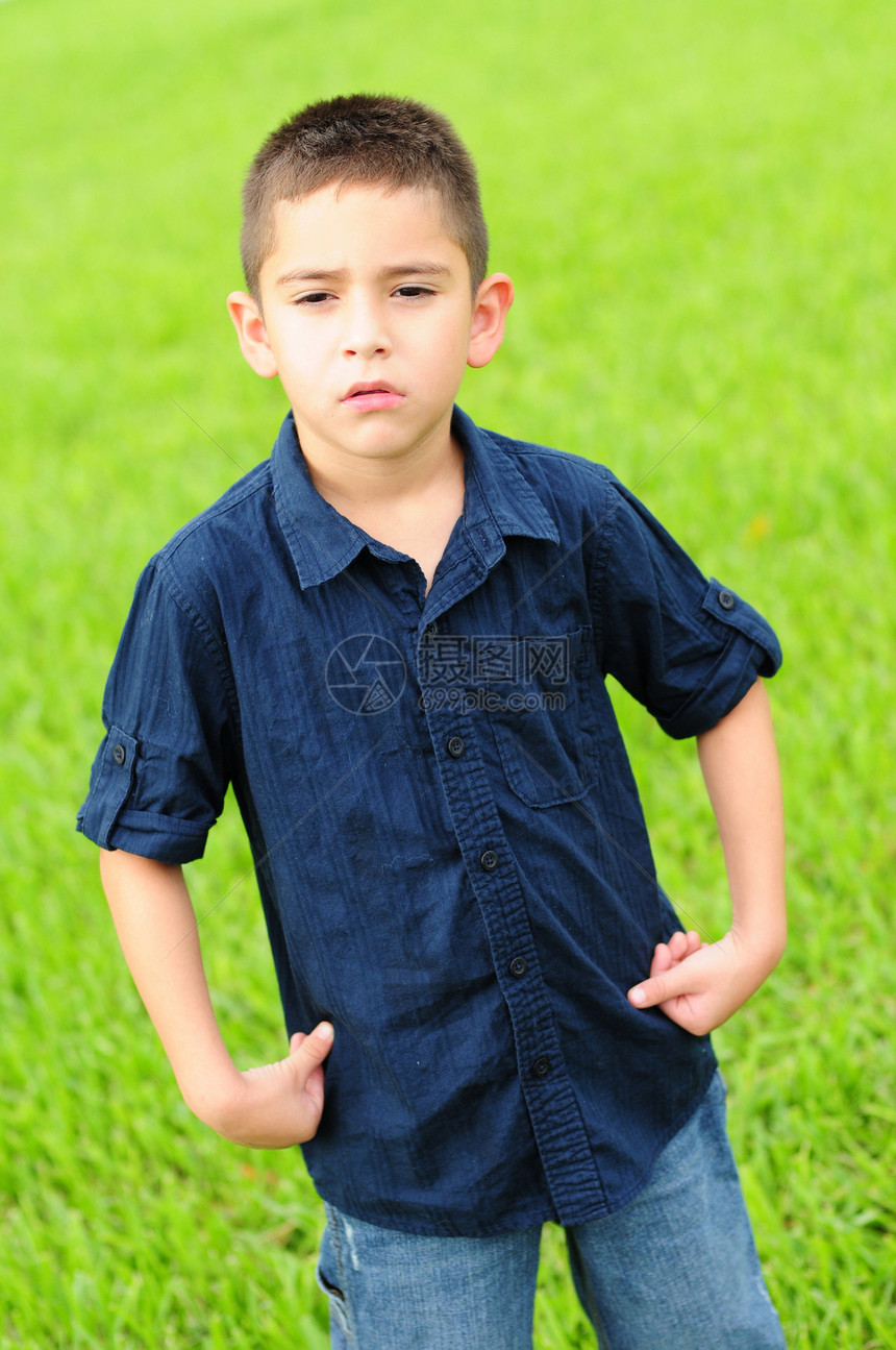 愤怒的男孩袖子牛仔裤蓝衬衫孩子男性拉丁图片
