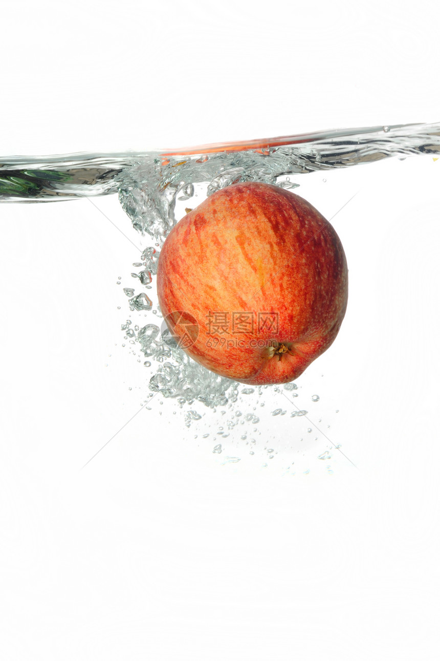 红苹果在清水中喷洒图片