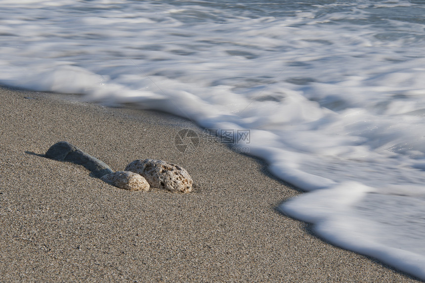 沙滩上的石头海浪场景海洋海景晴天海滩气泡天气图片