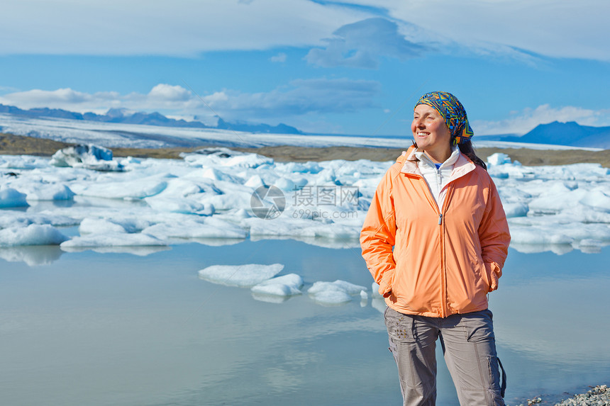 妇女欣赏冰川湖产犊山脉美丽冻结冰山冒险天空环境女士旅行图片