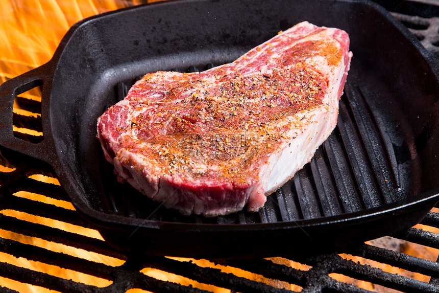 Raw Steak 搭配一辆Grill车饮食烹饪晚餐食物牛排肋眼美食火焰生食牛扒图片