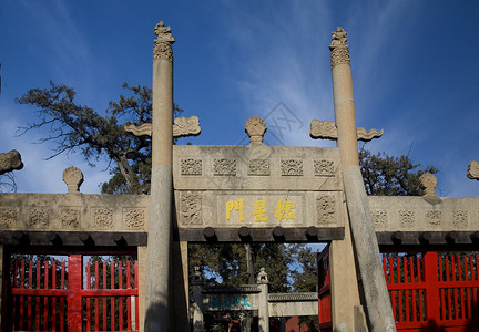中国山东省Qufu孔子寺门入口处背景图片