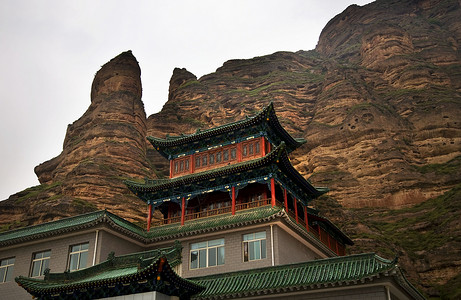 中国兰州甘肃佛教寺岩石佛教徒建筑学信仰峡谷寺庙背景图片