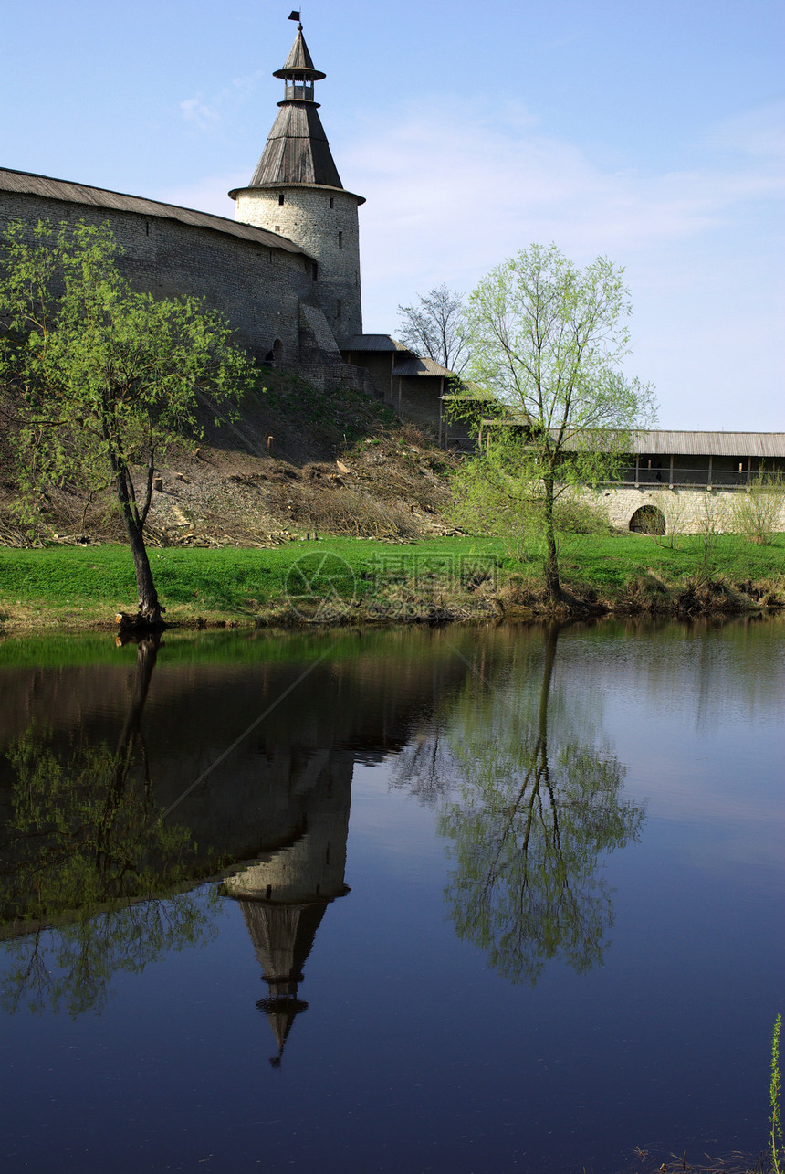 普斯科夫旧塔石头码头天空衬套场景公园叶子废墟房子城堡图片