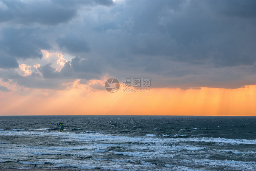 吹风风和暴风雨在海面上飘云图片