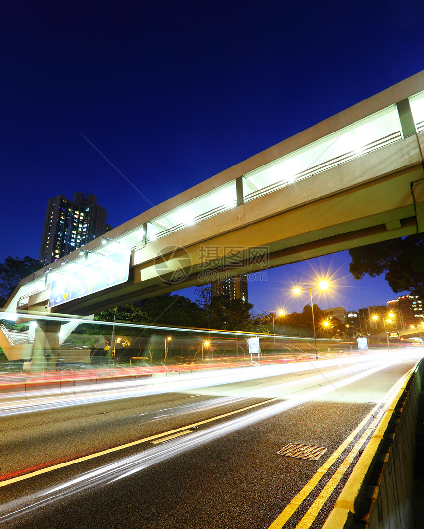 高速公路上的轻交通道运输车道运动辉光踪迹分频器曲线尾灯蓝色交通图片