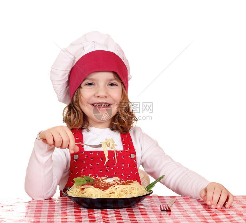 快乐的小女孩做饭吃意大利面帽子午餐女性烹饪青年厨师盘子首席孩子面条图片