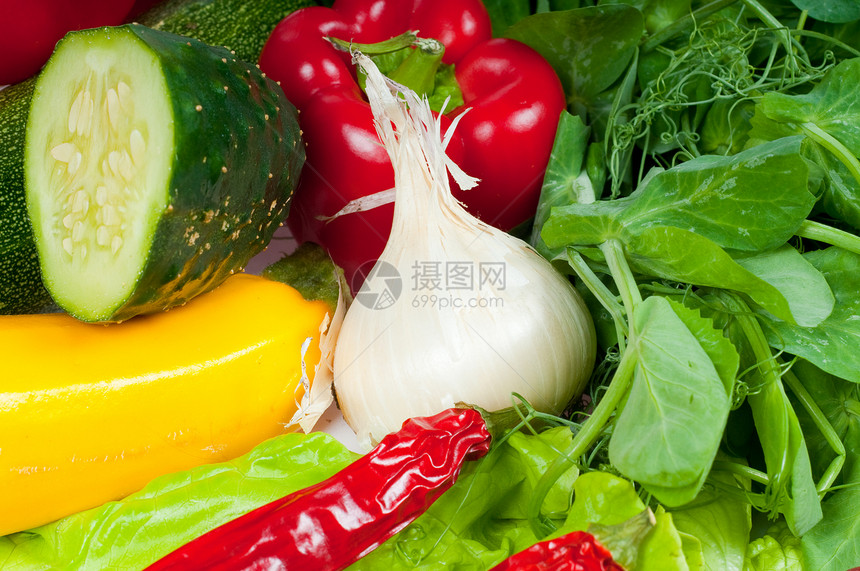 不同蔬菜沙拉白色寒冷红色萝卜胡椒绿色黄瓜健康黄色图片