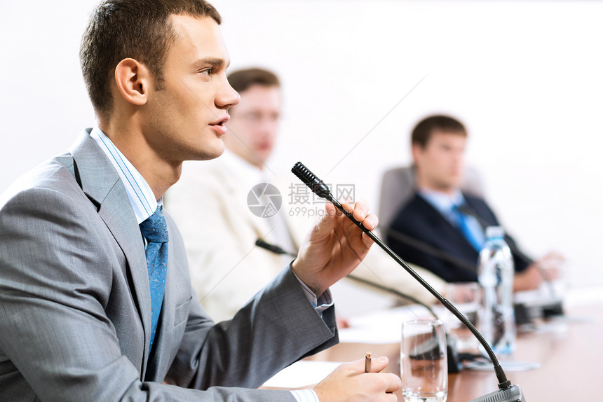 商务人士的肖像麦克风老板男性生意团队瓶子管理人员办公室屏幕会议图片