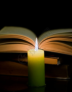 蜡烛和书本烧伤令状照明知识损失阅读文学上帝大学打印高清图片