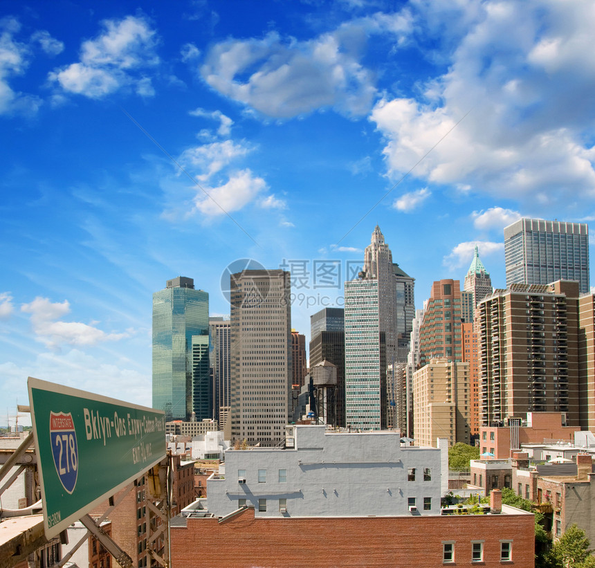 下曼哈顿天际线和高高天空大桥的美丽景色市中心衰变天际公寓天空反射建筑地标景观商业图片