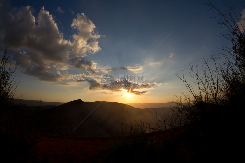 火山日落丘陵山脉太阳图片