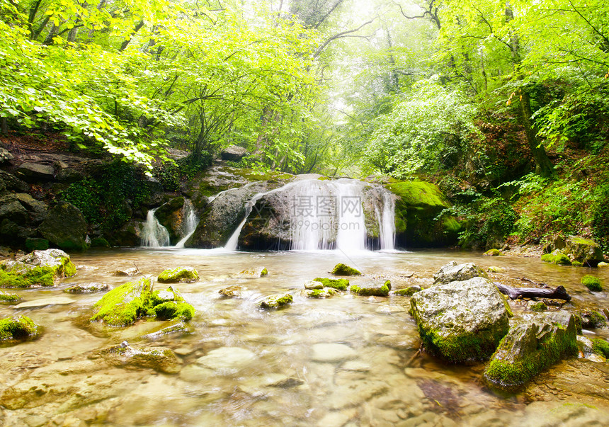 水瀑森林旅行风景溪流环境瀑布岩石石头公园流动图片