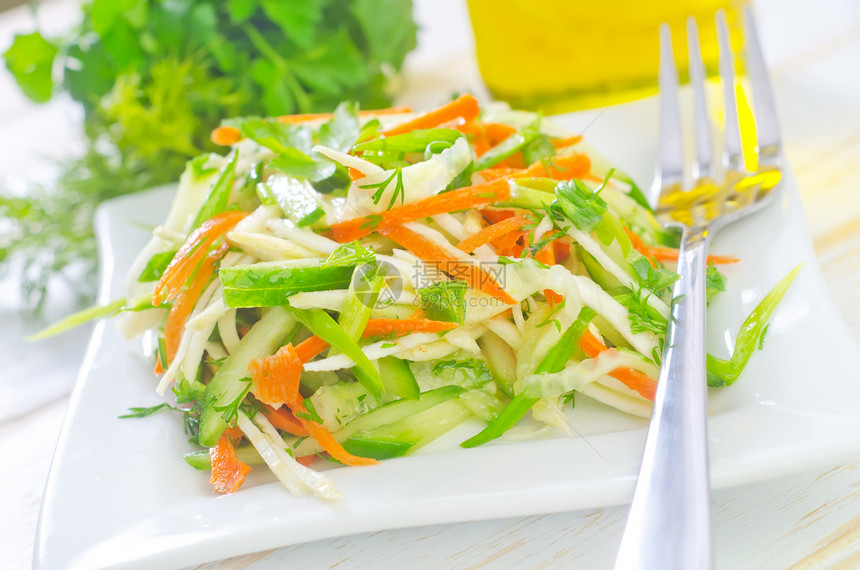 带蔬菜的新鲜沙拉萝卜色拉午餐香料菜单韭葱美食厨房黄瓜洋葱图片