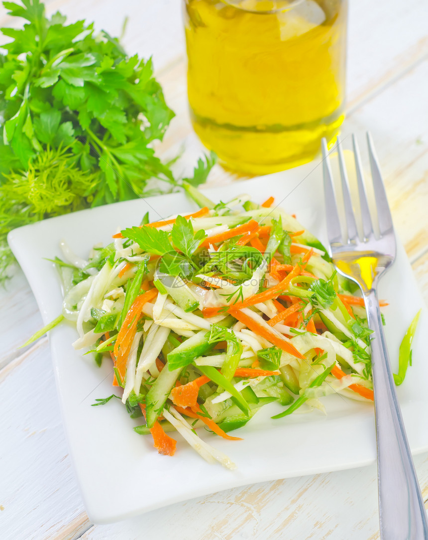 带蔬菜的新鲜沙拉食物小吃洋葱烹饪厨房色拉黄瓜午餐餐厅芹菜图片