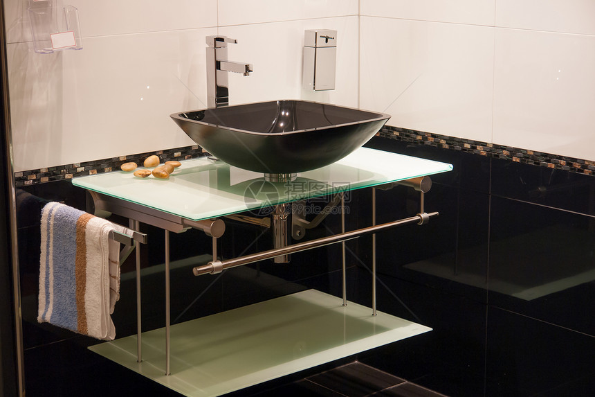 在豪华新家的美丽现代洗手间奢华浴室优雅脸盆房子镜子装饰地面住宅建筑学图片