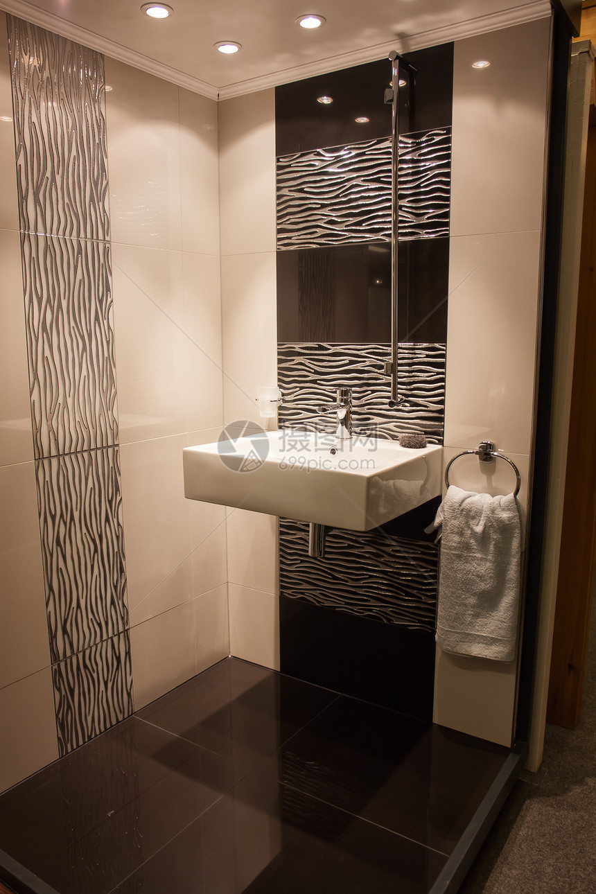 在豪华新家的美丽现代洗手间设计龙头陶瓷优雅家具浴室住宅制品公寓奢华图片