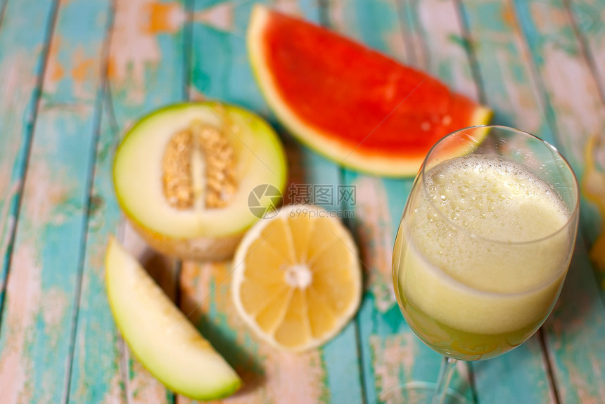 健康果汁绿色养分木头蔬菜素食桌子红色排毒食物橙子图片