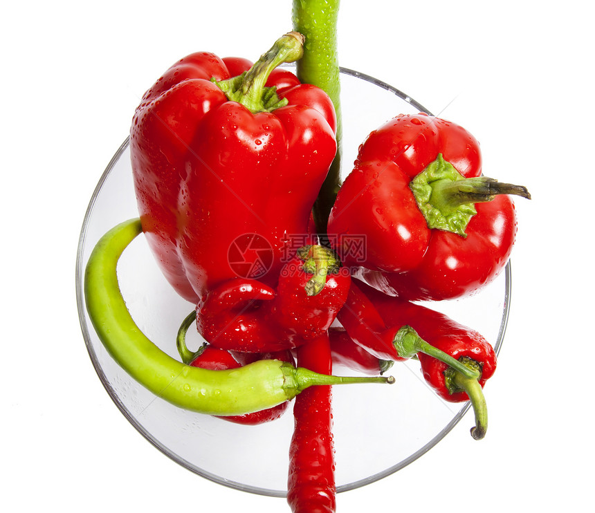 红辣椒 绿辣椒和玻璃碗里的胡椒图片