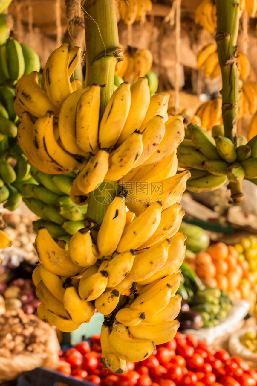 当地市场上的香蕉集团香蕉杂货店水果黄色生产销售蔬菜热带图片