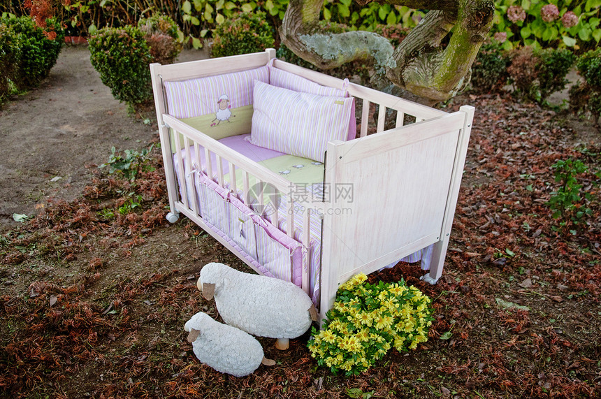花园中的婴儿床图片