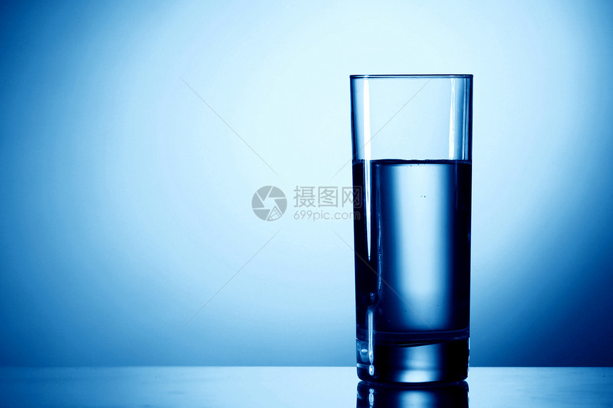 玻璃杯中的水茶点酒吧液体食物水晶玻璃作品饮料白色蓝色图片