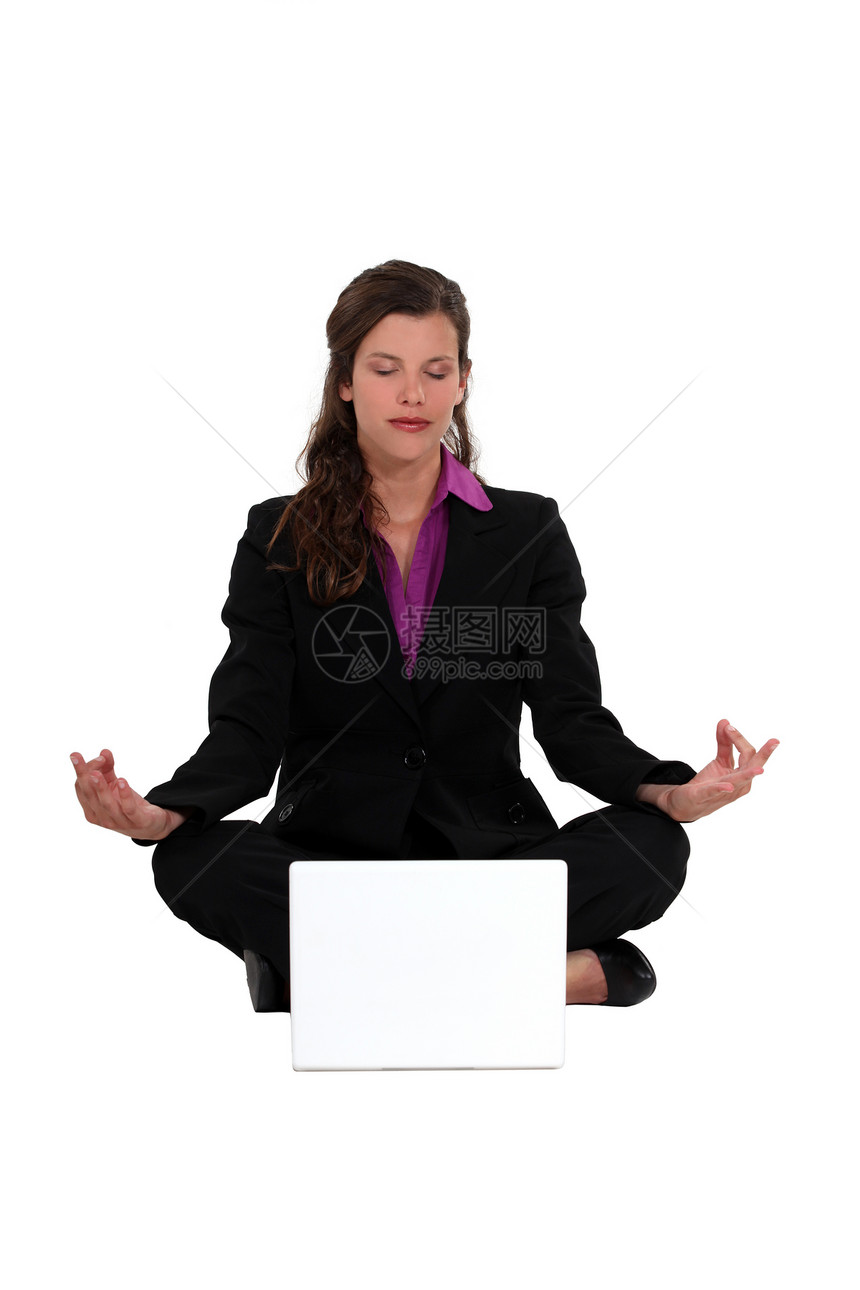 女商务人士在笔记本电脑前冥想图片