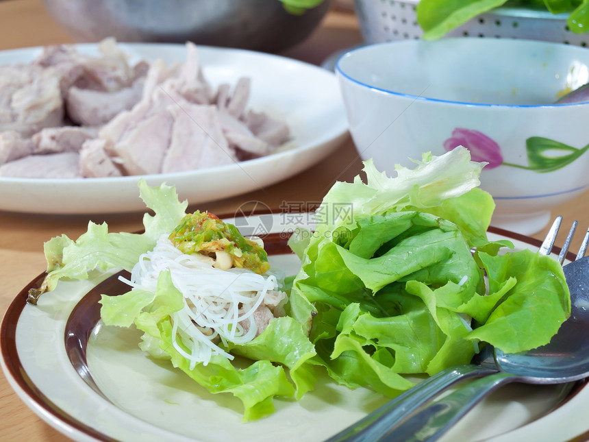 泰式沙拉面条烹饪辣椒厨房沸腾美食盘子沙拉餐厅香料图片