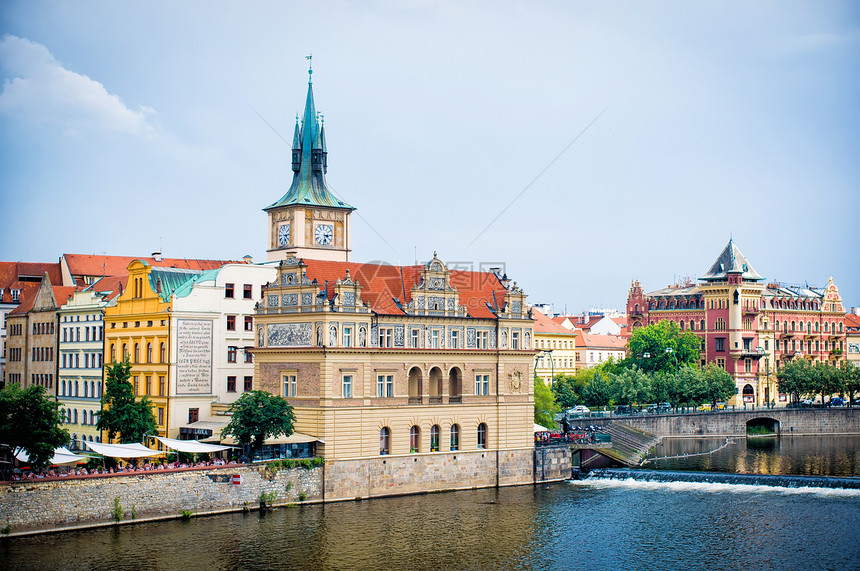 从Charles桥看到布拉格天空建筑学城市城堡街道天际游客地标建筑场景图片