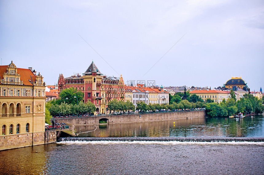 从Charles桥看到布拉格游客天空街道建筑景观建筑学地标风格蓝色城堡图片