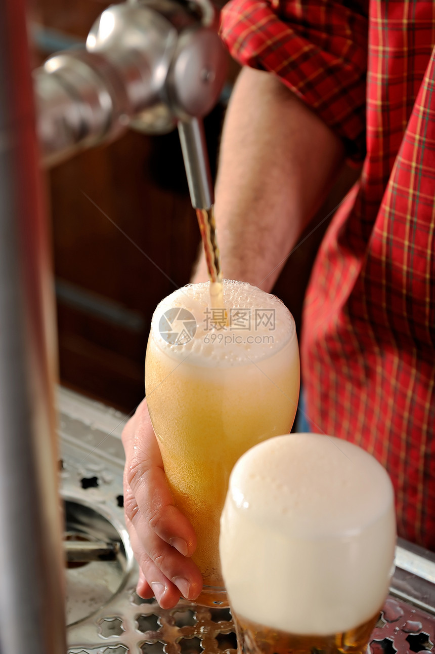 装满玻璃的啤酒奶油派对龙头喷口喷嘴金子饮料果子金属酒精图片
