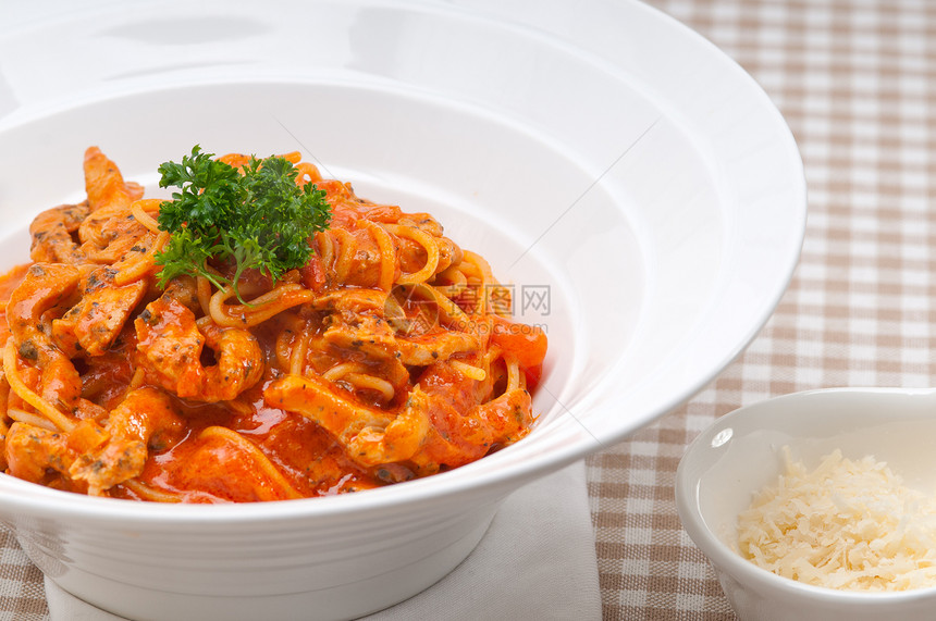 意大利意大利意面 番茄和鸡美食胡椒蔬菜面条食物午餐饮食草药辣椒餐巾图片