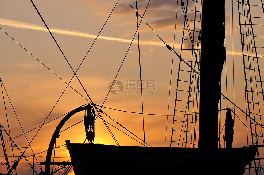 日落时在大帆船上的救生艇轮椅图片
