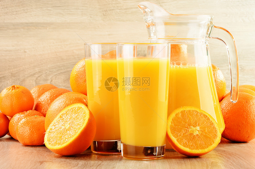 含有两杯橙汁和水果的果汁水壶饮料养分液体橙子杂货店产品玻璃图片