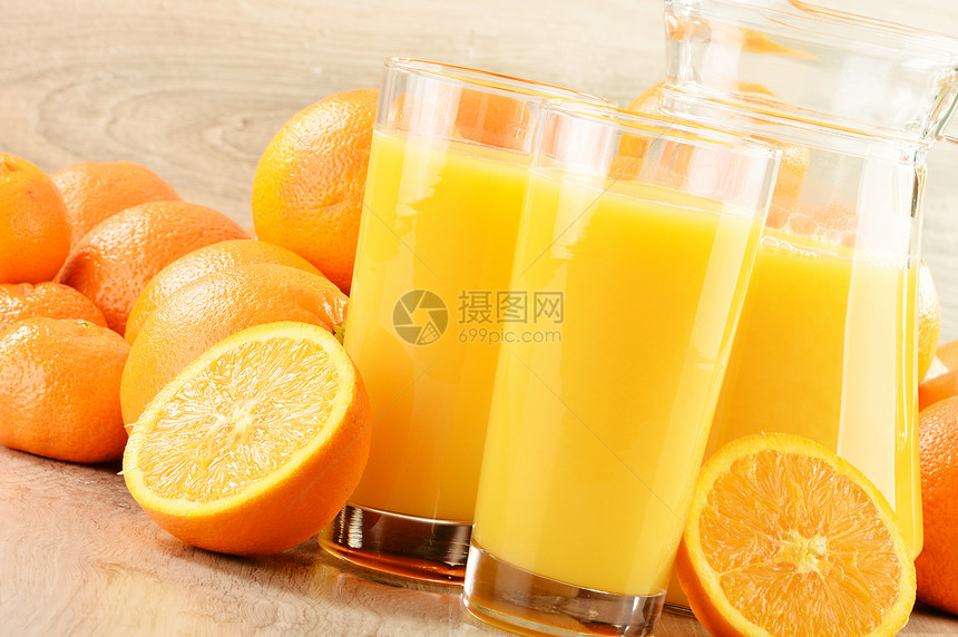 含有两杯橙汁和水果的果汁玻璃产品橙子液体养分杂货店饮料水壶图片